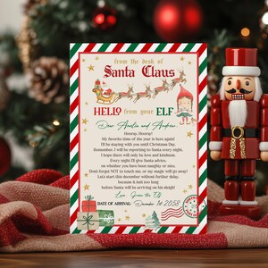 Puede incluir: Una tarjeta navideña con un mensaje de Papá Noel y un elfo, con un borde rojo y verde. La tarjeta incluye ilustraciones del trineo de Papá Noel y un árbol de Navidad. Un cascanueces de madera está a la derecha.