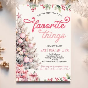 Pu&ograve; includere: Invito per una festa natalizia 'Favorite Things' con un albero di Natale ad acquerello decorato con ornamenti e regali rosa. L'invito include data, ora e dettagli RSVP, il tutto in una delicata tonalit&agrave; rosa.