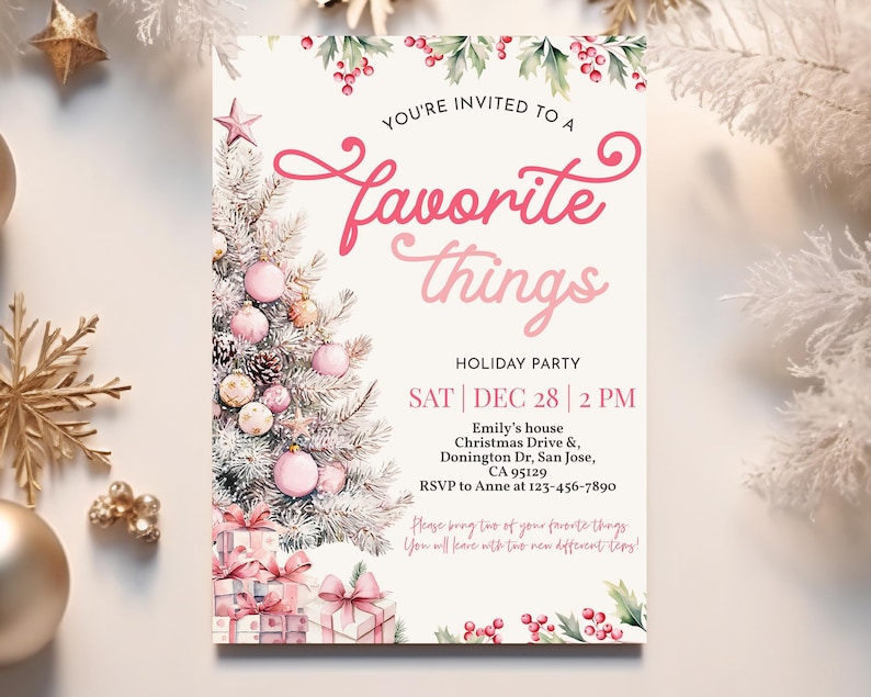 Pu&ograve; includere: Invito per una festa natalizia 'Favorite Things' con un albero di Natale ad acquerello decorato con ornamenti e regali rosa. L'invito include data, ora e dettagli RSVP, il tutto in una delicata tonalit&agrave; rosa.