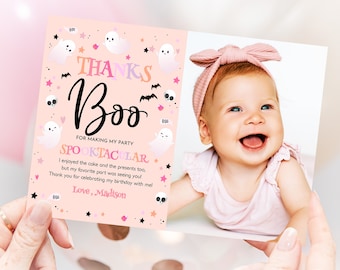 Può includere: Un biglietto di ringraziamento rosa e bianco a tema fantasmi. Il biglietto presenta una foto di una bambina con un fiocco rosa nei capelli. Il testo sul biglietto recita: "Grazie Boo per aver reso la mia festa Spooktacular. Mi sono divertita con la torta e i regali, ma la parte che ho preferito è stata vederti! Grazie per aver festeggiato il mio compleanno con me! Con affetto, Madison."