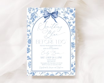 Puede incluir: Una invitación de boda con un diseño floral azul y el texto "Something Blue Before I Do". La invitación incluye la fecha, hora y lugar del evento, junto con la información de RSVP. El diseño presenta un lazo azul.