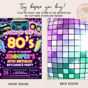 Pode incluir: Um convite roxo e preto com um design tem&aacute;tico dos anos 80 em rosa neon, amarelo e azul. O convite diz "De volta aos anos 80" e "30&ordm; anivers&aacute;rio de Jennifer - Festa de dan&ccedil;a dos anos 80". O verso do convite apresenta uma bola de discoteca colorida.