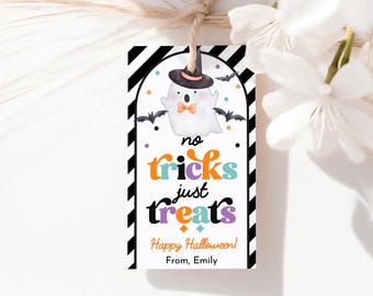 Puede incluir: Una etiqueta de regalo de Halloween con un borde a rayas blanco y negro. La etiqueta presenta un fantasma de dibujos animados con sombrero y pajarita, con las palabras "no tricks just treats" en texto colorido. La etiqueta también dice "Happy Halloween!" y "From, Emily."