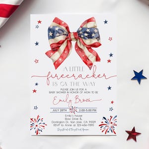Puede incluir: Una invitaci&oacute;n a un baby shower con tem&aacute;tica patri&oacute;tica. La invitaci&oacute;n presenta un lazo de acuarela en rojo, blanco y azul, con el texto "A Little Firecracker is on the Way". El texto adicional incluye la fecha, la hora y el lugar.