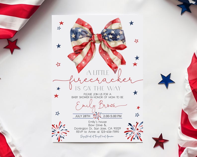 Puede incluir: Una invitaci&oacute;n a un baby shower con tem&aacute;tica patri&oacute;tica. La invitaci&oacute;n presenta un lazo de acuarela en rojo, blanco y azul, con el texto "A Little Firecracker is on the Way". El texto adicional incluye la fecha, la hora y el lugar.