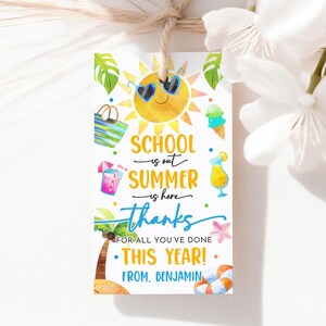 School is Out Summer is here Cadeaukaartje voor leraar Waardering Bedankkaartjes voor eindejaar Zomerfeest Strand Zon Palmboom Tropisch Afdrukbaar SU02B