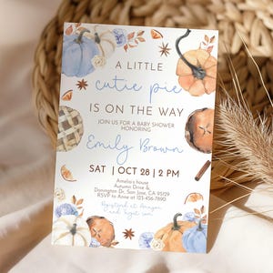 Puede incluir: Una invitaci&oacute;n a un baby shower con calabazas de acuarela, pastel y detalles florales. El texto dice "A little cutie pie is on the way" e incluye el nombre de la homenajeada, la fecha, la hora y el lugar. La invitaci&oacute;n est&aacute; decorada con colores oto&ntilde;ales.