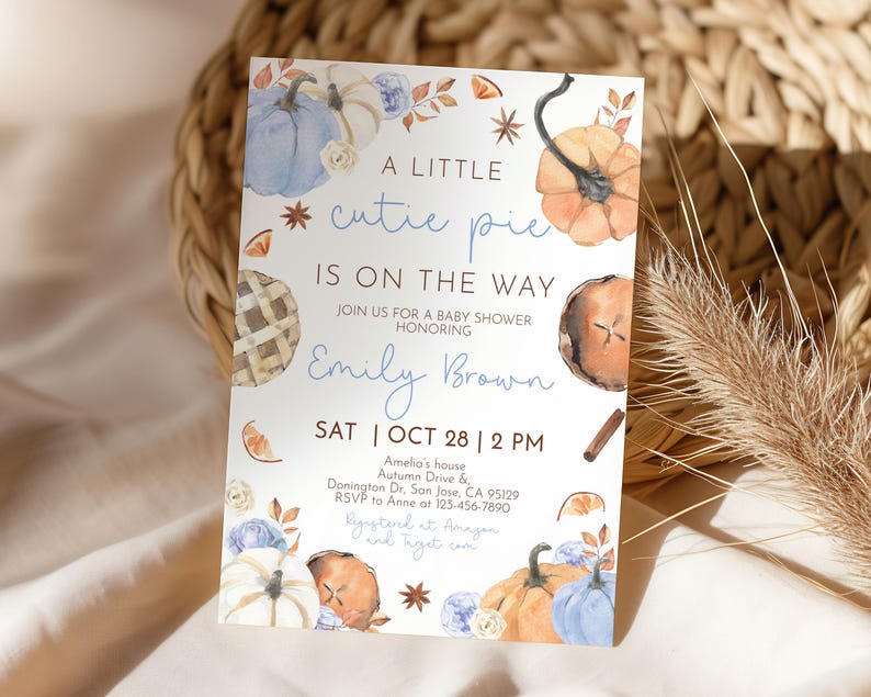 Puede incluir: Una invitaci&oacute;n a un baby shower con calabazas de acuarela, pastel y detalles florales. El texto dice "A little cutie pie is on the way" e incluye el nombre de la homenajeada, la fecha, la hora y el lugar. La invitaci&oacute;n est&aacute; decorada con colores oto&ntilde;ales.
