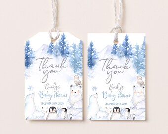 Könnte beinhalten: Zwei blaue und weiße Dankeschön-Etiketten mit Winterwunderland-Motiv. Die Etiketten zeigen einen Eisbären, eine Eule und Pinguine in einer verschneiten Waldlandschaft. Der Text auf den Etiketten lautet "Danke" und "Emilys Babyparty" mit dem Datum "28. Dezember 2030".