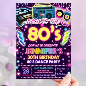 Pode incluir: Um convite rosa e roxo neon para uma festa de anivers&aacute;rio de 30 anos com o texto "De volta aos anos 80" e "30&ordm; anivers&aacute;rio de Jennifer - Festa de dan&ccedil;a dos anos 80". O convite apresenta uma fita cassete retro, um toca-fitas e &oacute;culos de sol.
