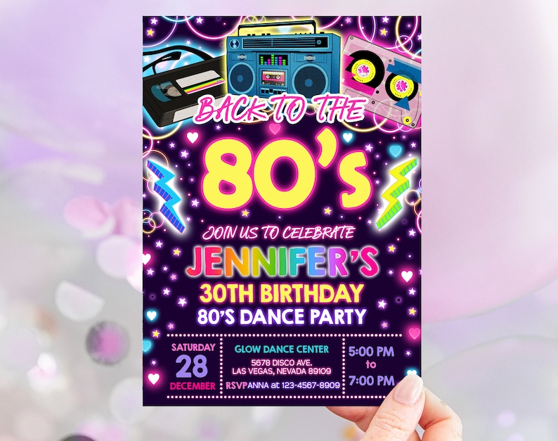 Pode incluir: Um convite rosa e roxo neon para uma festa de anivers&aacute;rio de 30 anos com o texto "De volta aos anos 80" e "30&ordm; anivers&aacute;rio de Jennifer - Festa de dan&ccedil;a dos anos 80". O convite apresenta uma fita cassete retro, um toca-fitas e &oacute;culos de sol.