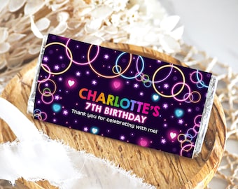 Puede incluir: Un envoltorio de chocolate colorido con un diseño de círculo de neón y el texto "Charlotte's 7th Birthday" y "Thank you for celebrating with me!"