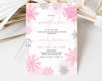 Könnte beinhalten: Eine rosa und weiße Babyparty-Einladung mit einem Schneeflocken-Design. Der Text lautet "A Little Snowflake is on the Way. Please join us for a baby shower honoring Emily Brown. Sat | Dec 28 | 2 PM. Amelia's house, Winter Drive & Donington Dr, San Jose, CA 95129. RSVP to Anne at 123-456-7890. Registered at Amazon and Target.com"