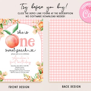 Op de afbeelding: Een roze en witte ruitjesachtergrond met een perzikillustratie en de tekst "She is One Sweet Peach". De tekst "Please join us to celebrate Amelia's first birthday" is ook inbegrepen. De tekst "Saturday, July 28th at 2:00 PM Amelia's house Peaches Drive & Donington Dr. San Jose, CA 95129 RSVP to Anne at 123-456-7890" is inbegrepen. De tekst "Front Design" staat onderaan de kaart.