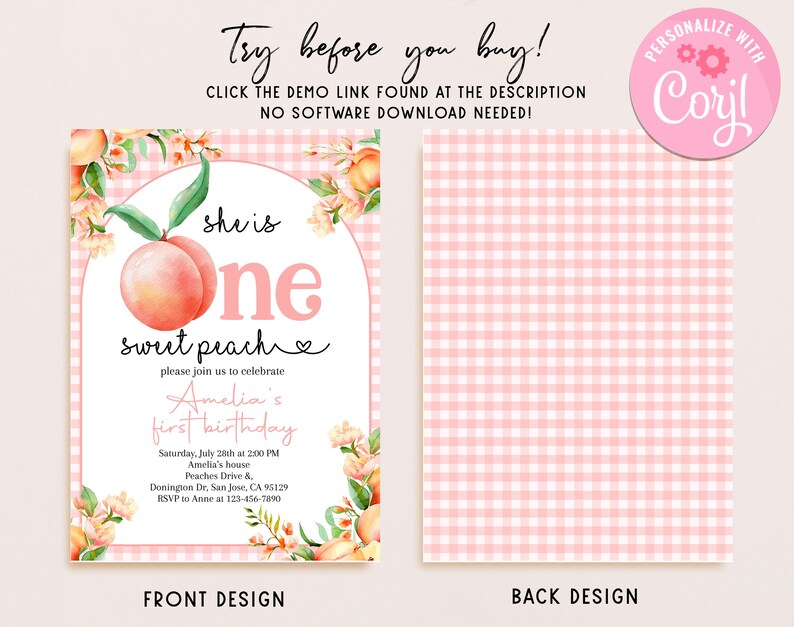 Op de afbeelding: Een roze en witte ruitjesachtergrond met een perzikillustratie en de tekst "She is One Sweet Peach". De tekst "Please join us to celebrate Amelia's first birthday" is ook inbegrepen. De tekst "Saturday, July 28th at 2:00 PM Amelia's house Peaches Drive & Donington Dr. San Jose, CA 95129 RSVP to Anne at 123-456-7890" is inbegrepen. De tekst "Front Design" staat onderaan de kaart.