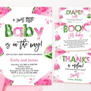 Op de afbeelding: Uitnodiging voor een babyshower met watermeloen-thema met roze en groene aquarel-illustraties. De uitnodiging zegt "een zoet klein baby'tje is onderweg!" en bevat de namen Emily en James, de datum en tijd van de babyshower, het adres en RSVP-informatie. Het bevat ook een luierspel en een boekverzoekkaart.
