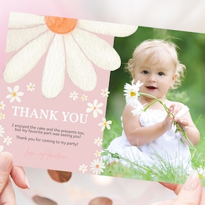 デイジーバースデーフォトサンキューカード 女の子 1歳の誕生日パーティー サンキューノート レトロ グルーヴィー ボヘミアン 花柄 デイジー ピンク ワイルドフラワー 印刷可能 BT84P