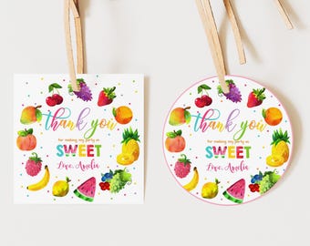 Könnte beinhalten: Zwei Geschenkanhänger, einer quadratisch und einer rund, mit Aquarell-Obstillustrationen wie Kirschen, Weintrauben, Erdbeeren, Ananas und Wassermelone. Der Text lautet thank you for making my party so SWEET Love, Amelia.