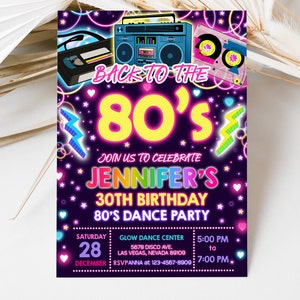 Pode incluir: Um convite rosa neon, azul e amarelo para uma festa de anivers&aacute;rio de 30 anos. O convite apresenta um tema retro dos anos 80 com um toca-fitas, fitas cassete e raios. O texto diz "De volta aos anos 80" e "30&ordm; anivers&aacute;rio da Jennifer - Festa de dan&ccedil;a dos anos 80". A festa &eacute; no s&aacute;bado, 28 de dezembro, das 17h00 &agrave;s 19h00 no Glow Dance Center.
