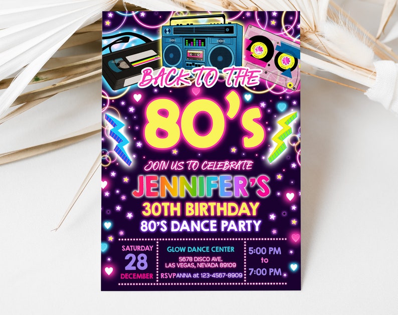 Pode incluir: Um convite rosa neon, azul e amarelo para uma festa de anivers&aacute;rio de 30 anos. O convite apresenta um tema retro dos anos 80 com um toca-fitas, fitas cassete e raios. O texto diz "De volta aos anos 80" e "30&ordm; anivers&aacute;rio da Jennifer - Festa de dan&ccedil;a dos anos 80". A festa &eacute; no s&aacute;bado, 28 de dezembro, das 17h00 &agrave;s 19h00 no Glow Dance Center.