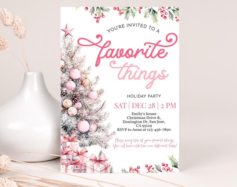 Pu&ograve; includere: Invito per una festa natalizia con un albero di Natale ad acquerello, ornamenti rosa e scatole regalo. Il testo recita "You're invited to a Favorite Things Holiday Party" con data, ora e luogo.