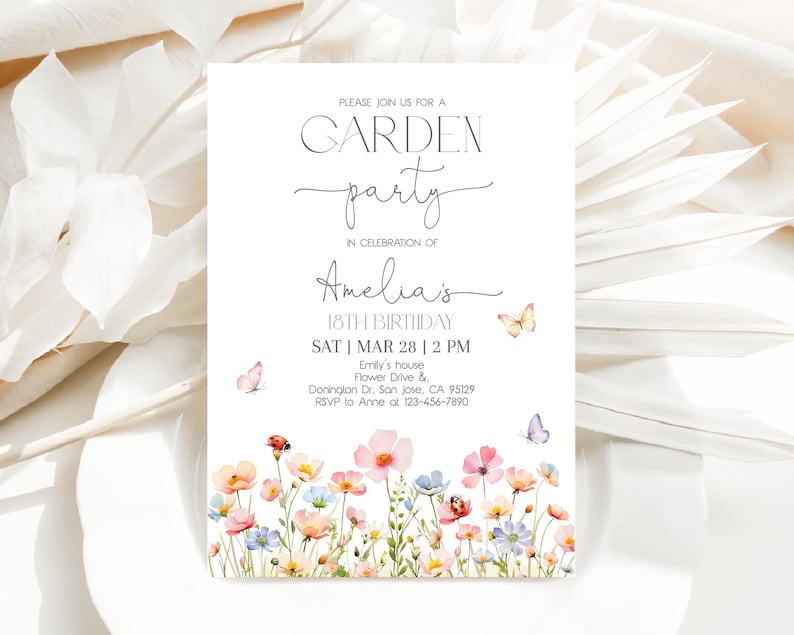以下が含まれることがあります： 「GARDEN party」と「Amelia's 18th Birthday」の文字が入った白い招待状。ピンク、青、黄色の水彩画の花と蝶が描かれています。招待状には日付、時間、場所が記載されています。