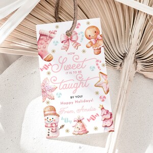 Etiquetas de regalo de cumpleaños con galletas navideñas, etiquetas de regalo para baby shower de invierno, etiquetas de agradecimiento para fiesta navideña de jengibre rosa para niña, etiquetas imprimibles AS07P AT21P