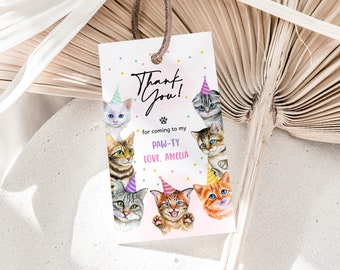 Puede incluir: Una etiqueta de regalo blanca con una cuerda marrón presenta ilustraciones de acuarela de varios gatos con sombreros de fiesta. El texto dice "Thank You!" y "for coming to my PAW-TY Love, Amelia".