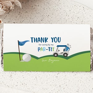 Puede incluir: Una tarjeta de agradecimiento con temática de golf. La tarjeta es verde y blanca con un carrito de golf y una pelota de golf. El texto de la tarjeta dice "Gracias por venir a mi Par-Tee. Con cariño, Benjamin."