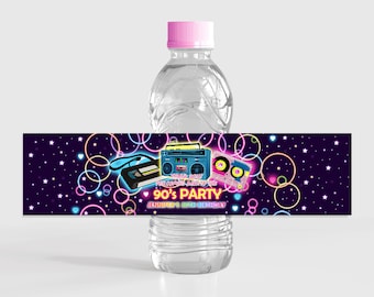 Könnte beinhalten: Wasserflaschenetikett mit einem 90er-Jahre-Party-Thema. Das Etikett zeigt ein neonpinkes und blaues Design mit einem Ghettoblaster, einem Kassettenband und Kreisen. Der Text auf dem Etikett lautet "Think 90's!  Pressing Play to the 90's Party. Jennifer's 50th Birthday."