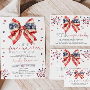 Puede incluir: Juego de invitaciones y tarjetas para baby shower con tem&aacute;tica patri&oacute;tica. El dise&ntilde;o presenta un lazo de acuarela en rojo, blanco y azul, junto con el texto "A Little Firecracker is on the Way". Incluye una tarjeta "Book for Baby", una tarjeta "Thank You" y una tarjeta de rifa de pa&ntilde;ales.