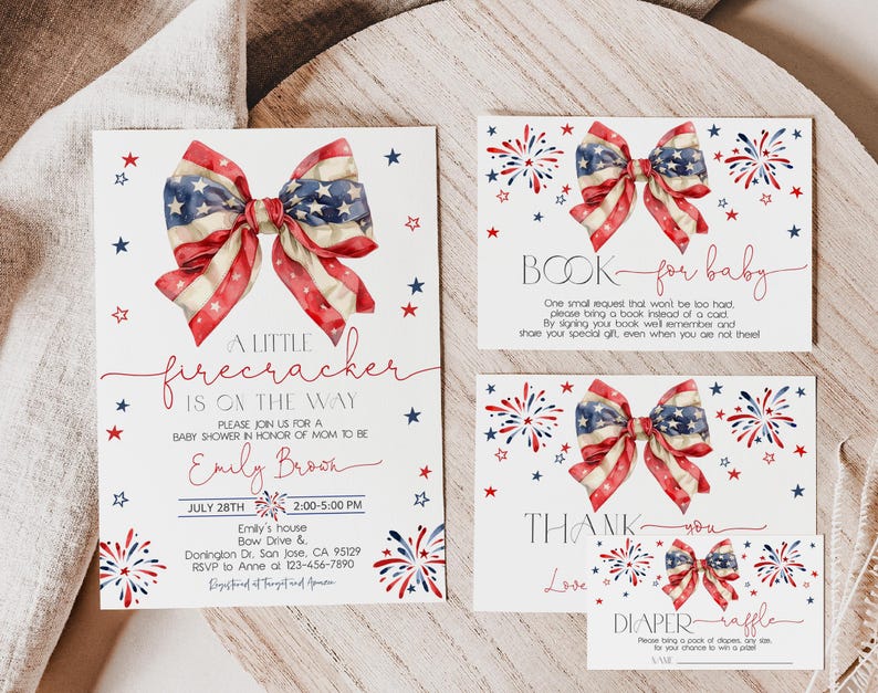 Puede incluir: Juego de invitaciones y tarjetas para baby shower con tem&aacute;tica patri&oacute;tica. El dise&ntilde;o presenta un lazo de acuarela en rojo, blanco y azul, junto con el texto "A Little Firecracker is on the Way". Incluye una tarjeta "Book for Baby", una tarjeta "Thank You" y una tarjeta de rifa de pa&ntilde;ales.