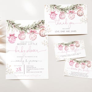 Könnte beinhalten: Ein Set von Babyparty-Papeterie mit Aquarelldesign. Die Einladungs- und Dankeskarten zeigen rosa Kugeln, Grün und den Text "Merry Little Baby Shower". Zusätzliche Karten enthalten "Diaper Raffle" und "Books for Baby".