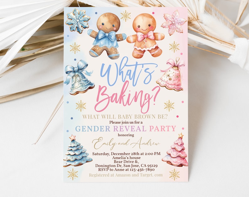 Pode incluir: Um convite para uma festa de revela&ccedil;&atilde;o de g&ecirc;nero com tema de p&atilde;o de gengibre. O convite apresenta duas pessoas de p&atilde;o de gengibre, uma azul e outra rosa, com o texto "What's Baking?" e as palavras "Gender Reveal Party" em uma faixa rosa e azul. O convite tamb&eacute;m inclui a data, a hora e o local da festa.