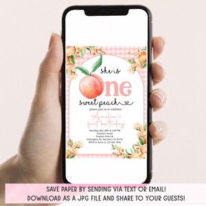 Op de afbeelding: Een roze en witte gingham achtergrond met een perzik illustratie en de tekst "She is One Sweet Peach" en een hart. De tekst hieronder luidt "Please join us to celebrate Amelia's first birthday" met details voor het evenement.