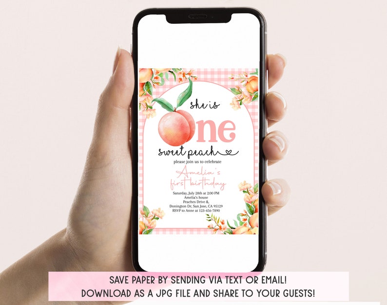 Op de afbeelding: Een roze en witte gingham achtergrond met een perzik illustratie en de tekst "She is One Sweet Peach" en een hart. De tekst hieronder luidt "Please join us to celebrate Amelia's first birthday" met details voor het evenement.