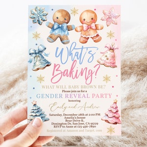 Pode incluir: Um convite para uma festa de revela&ccedil;&atilde;o de g&ecirc;nero com tema de biscoitos de gengibre. O convite apresenta dois biscoitos de gengibre, um em azul e outro em rosa, com o texto "What's Baking?" e "Gender Reveal Party" em uma fonte festiva. O convite tamb&eacute;m inclui os nomes "Emily e Andrew" e a data e hora da festa.