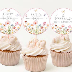 Topos de cupcake de aniversário Wild One, etiquetas de sobremesa com borboletas e flores silvestres, flores da primavera, rosa, roxo, floral, decoração de festa, modelo para impressão AT69P