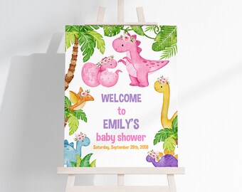 Könnte beinhalten: Willkommen zur Babyparty von Emily Schild mit einer rosa, gelben, blauen und violetten Dinosaurier-Illustration. Das Schild lautet "Willkommen zur Babyparty von Emily" und "Samstag, 28. September 2058".