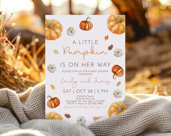 Puede incluir: Una tarjeta blanca con un diseño de calabaza acuarela y el texto "A Little Pumpkin Is On Her Way" con una invitación a un baby shower para Emily y James el 28 de octubre a las 2 PM.