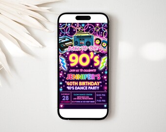 Könnte beinhalten: Eine digitale Einladung zu einer 90er-Jahre-Mottoparty zum 40. Geburtstag. Die Einladung zeigt ein neonpinkes, blaues und grünes Design mit einem Ghettoblaster, einer Kassette und dem Text "Zurück in die 90er". Die Party findet am Samstag, den 28. Dezember von 17:00 bis 19:00 Uhr im Glow Dance Center statt.