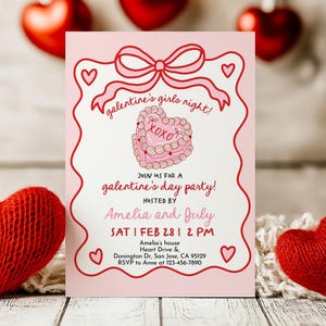 Puede incluir: Una invitación rosa para una fiesta del Día de San Valentín entre amigas, con una ilustración de pastel en forma de corazón y el texto "galentine's girls night!". La invitación está decorada con corazones y un lazo, con detalles del evento.
