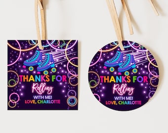Op de afbeelding: Twee ronde, paarse en zwarte bedankkaartjes met neon regenboogcirkels en sterren. De kaartjes tonen een paar rol schaatsen met een regenboogontwerp en de tekst "THANKS FOR Rolling WITH ME! LOVE, CHARLOTTE".