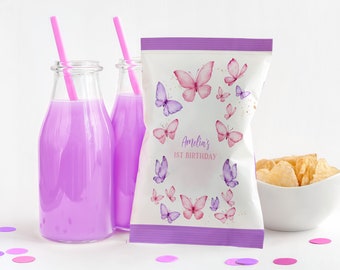 Puede incluir: Bolsas de fiesta con temática de mariposas moradas y rosas con el texto "Amelia's 1st Birthday" impreso en la parte delantera.