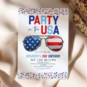 Pu&ograve; includere: Un invito patriottico con la scritta "PARTY in the USA" in rosso e blu. Il design include occhiali da sole con la bandiera americana e un annuncio per il 2&deg; compleanno di Benjamin il 28 luglio alle 14:00.