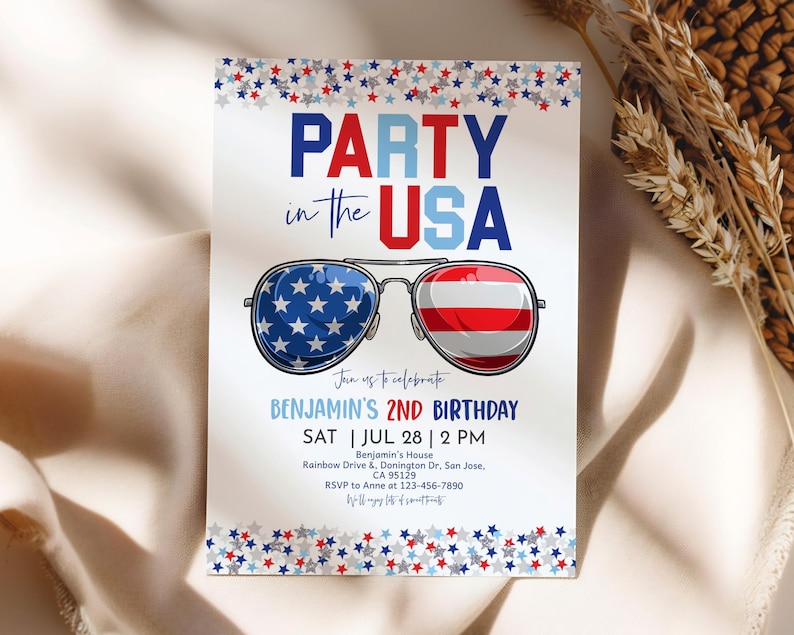 Pu&ograve; includere: Un invito patriottico con la scritta "PARTY in the USA" in rosso e blu. Il design include occhiali da sole con la bandiera americana e un annuncio per il 2&deg; compleanno di Benjamin il 28 luglio alle 14:00.