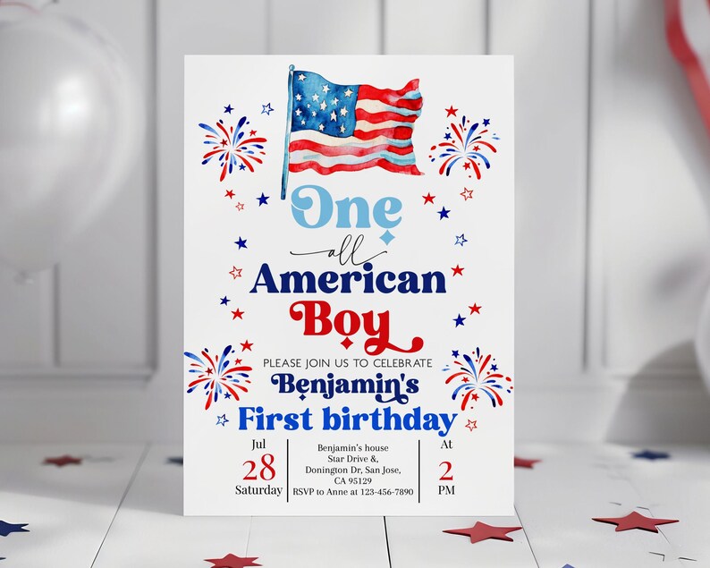 Op de afbeelding: Een witte uitnodigingskaart met een patriottisch thema. Het toont een aquarel illustratie van de Amerikaanse vlag, vuurwerk en sterren in rood, wit en blauw. De tekst luidt "One all American Boy" en kondigt Benjamin's eerste verjaardag op 28 juli aan.