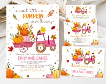 Puede incluir: Un tractor rosa con una carreta llena de calabazas y hojas de otoño. El tractor está decorado con un corazón y el texto "a sweet little pumpkin is on the way".