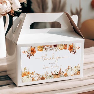 Può includere: Scatola bianca con etichetta decorativa con zucche, fiori e la scritta "thank you for coming Love, Emily" in oro. La scatola ha una maniglia ed è adatta per bomboniere o piccoli regali.