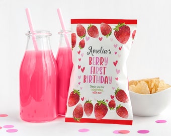 Puede incluir: Una bolsa de regalo blanca con borde rojo y diseño de fresas. La bolsa tiene el texto "Amelia's Berry First Birthday" y "Thank you for celebrating with me!" impreso en ella.